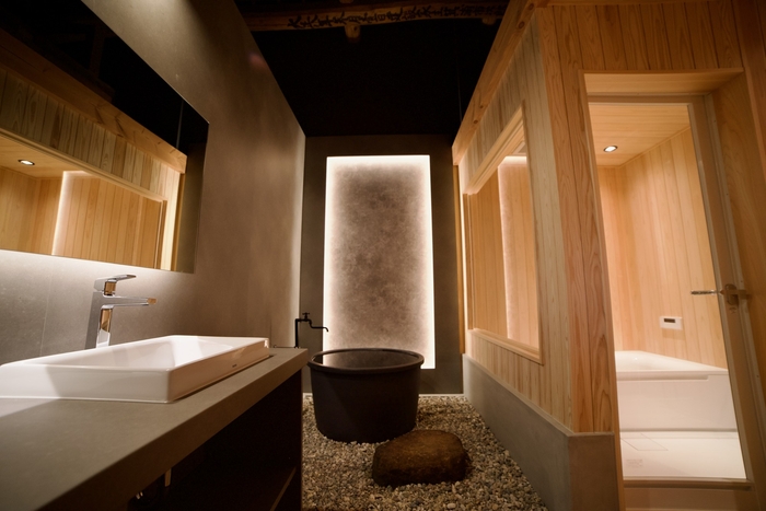 十三番街棟 浴室。ラグジュアリーかつ快適でありながら、天井を見上げると、100年超建物を支え続けてきた立派な梁と、当時の大工による記録も見える