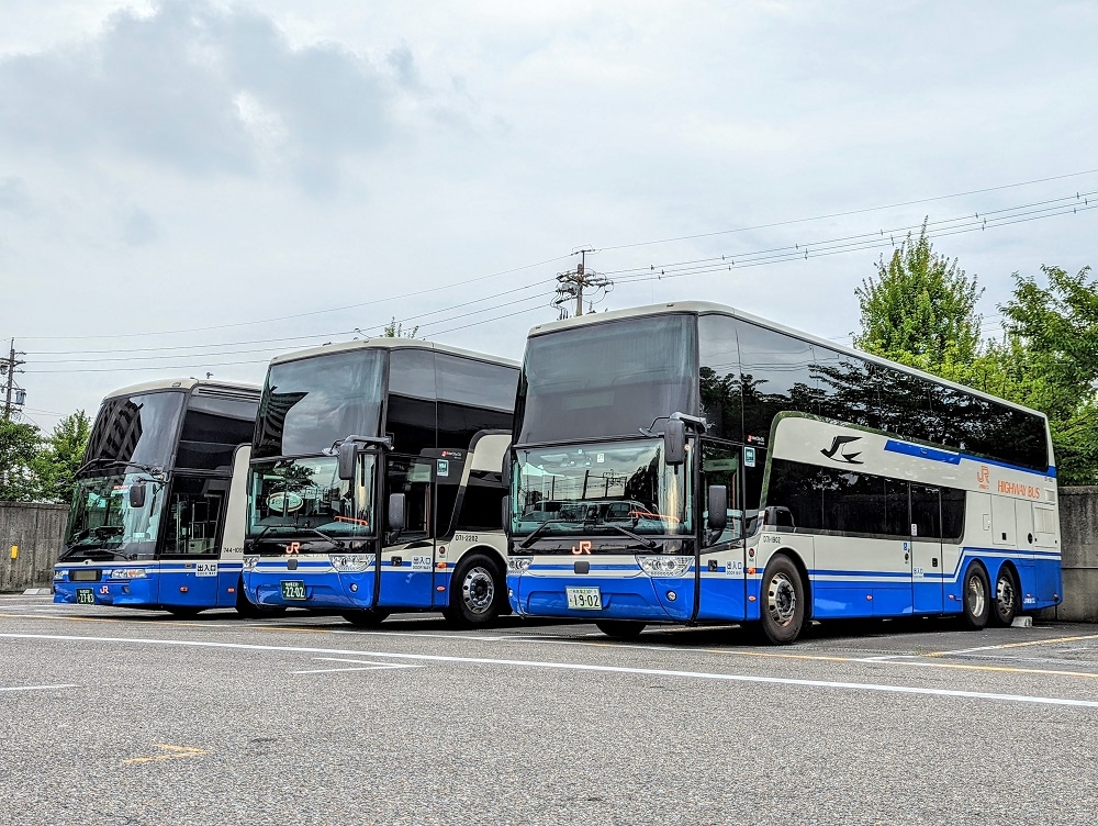 国産車(左端)と並ぶとデザインの違いがわかる