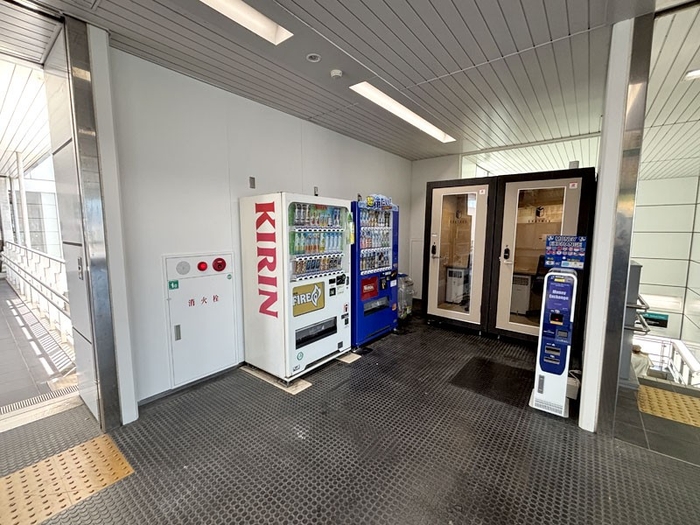 神戸空港駅（改札外自販機コーナー）
