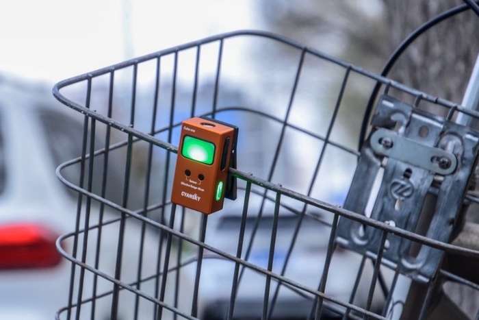 大型クリップで自転車での注意灯にもなる