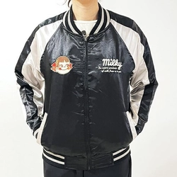 珍しい雰囲気のペコちゃんのコラボアイテム！刺繡が可愛く、メタリック生地がクールで高級感あるスカジャン