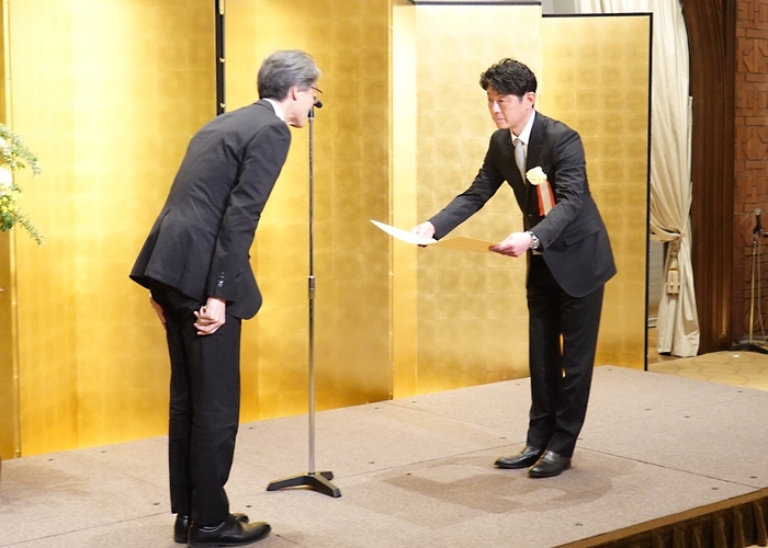 受賞を受ける平山代表