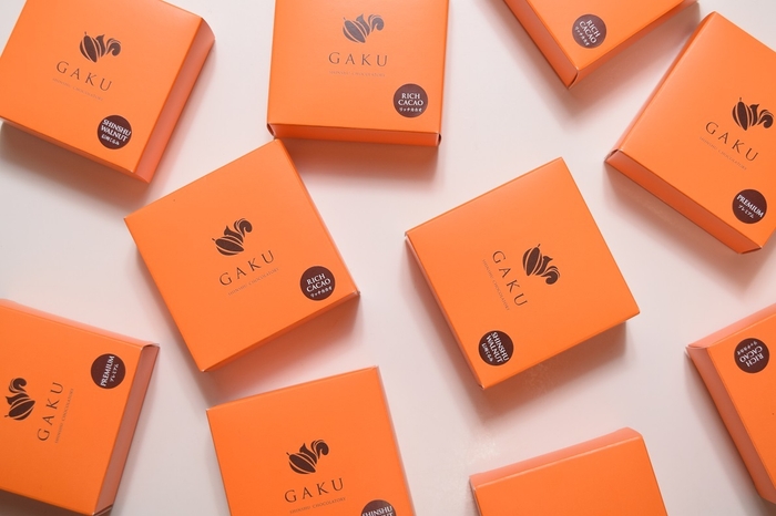 イメージカラーはオレンジ!カカオを持ったリスのロゴが目印