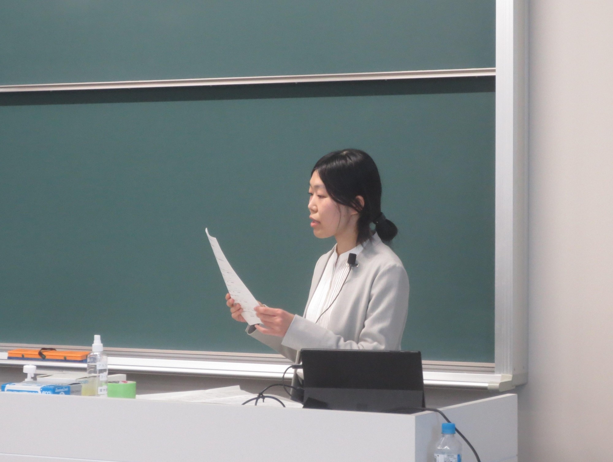 この実験の目的や概略を説明する武永助教