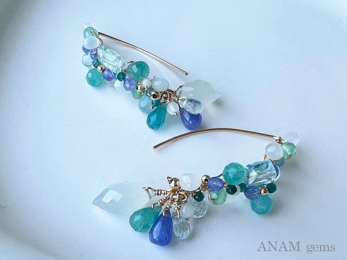 1粒1粒形も種類も違う天然石が、素敵なアクセサリーに。