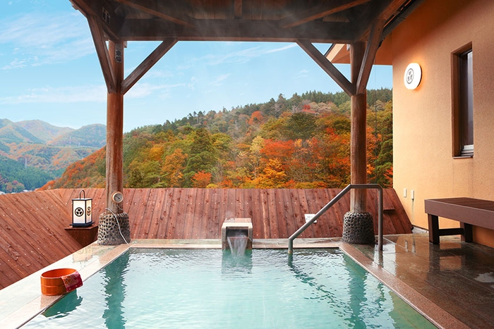 鳴子の自然を眺める温泉体験を。酷暑の今、秋の訪れが恋しい方も多いのでは?(ますや 露天風呂)