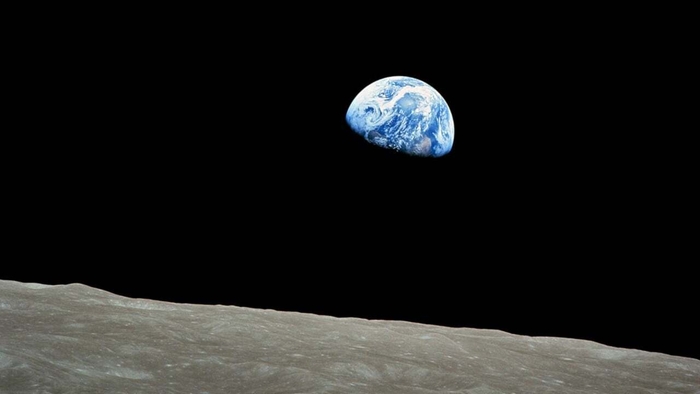 「Earthrise(月から昇る地球)」