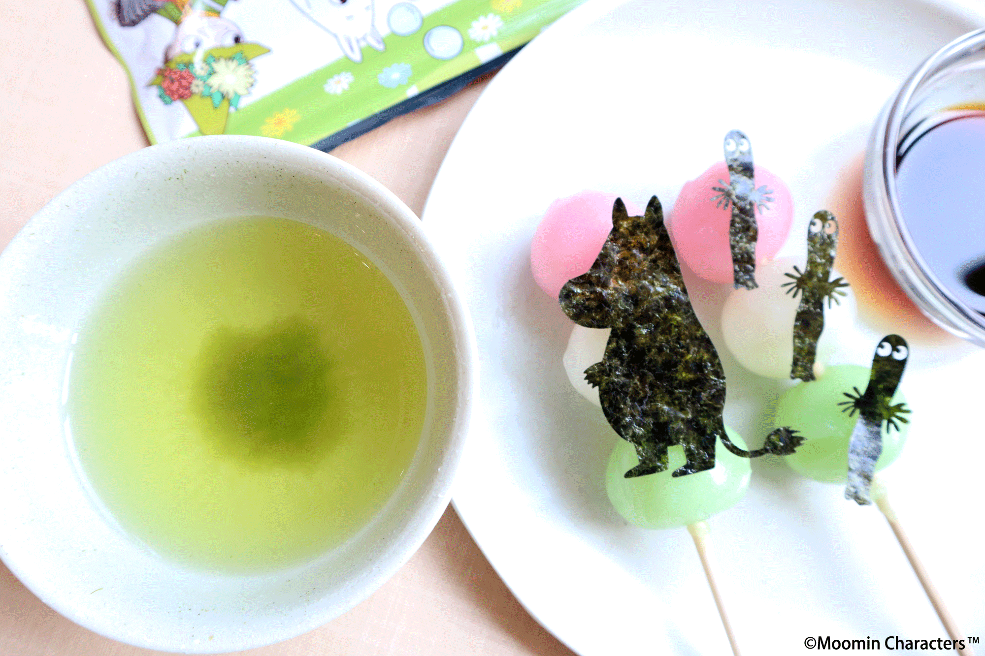 温かいお茶とお団子