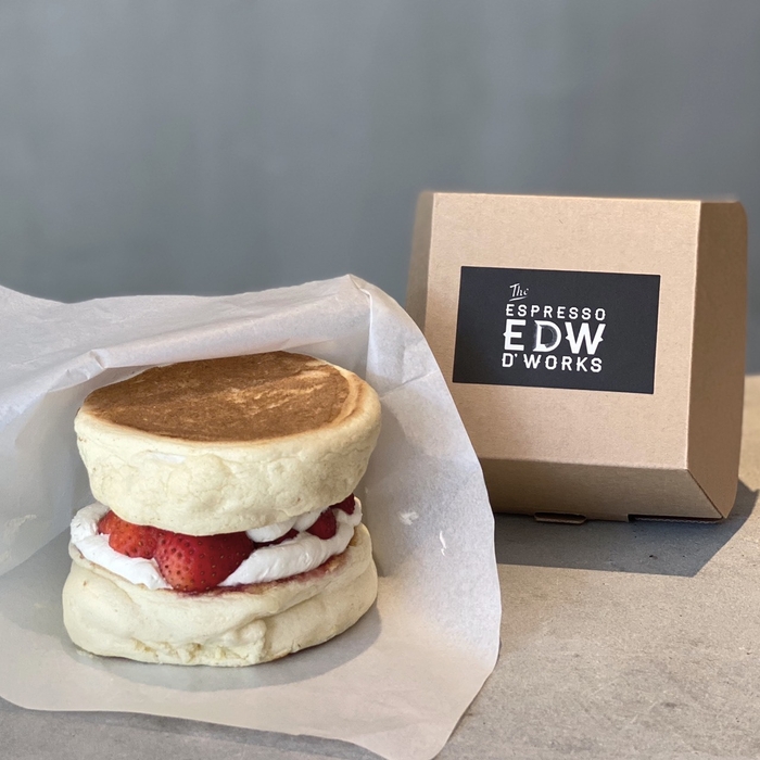 苺とマスカルポーネのパンケーキバーガー