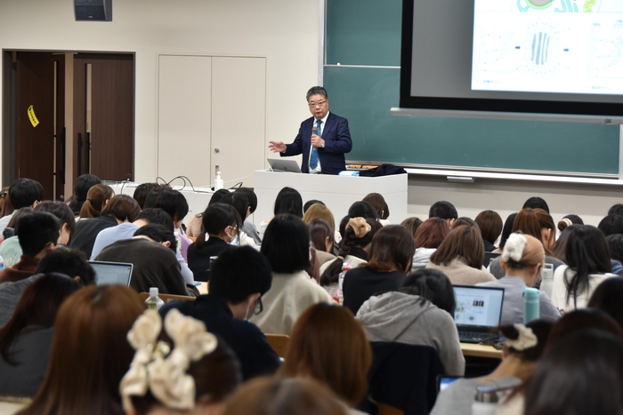 約270人の学生が聴講