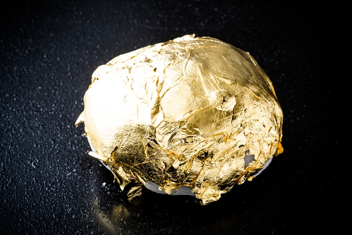 昨年発売した「年末ジャンボ金箔大福」※今年は発売しません