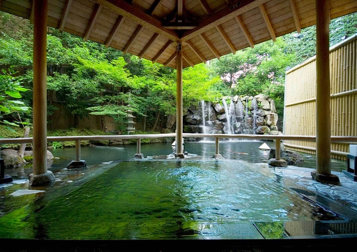鯉が泳ぐ池を望める露天風呂