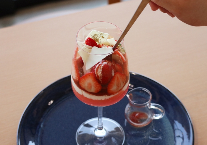 季節のパフェ 越後姫 ~グラスに崩して食べる~