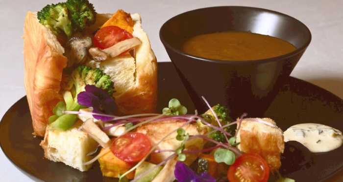 目にも美味しいスパイスカレーとデニッシュの彩りプレート