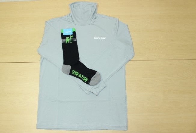 サーフ&ターフ「長袖タートルネックシャツ(Lサイズ、グレー)」+サーフ&ターフ「レギュラーソックス(25~27センチ)」