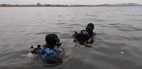 河口付近を潜る渡辺アナウンサー