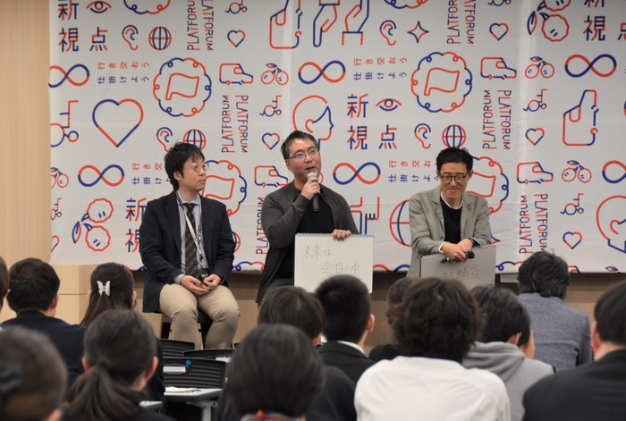 5名の登壇者と社会連携センター社会連携アドバイザーの白川陽一氏(写真左)によるパネルディスカッション