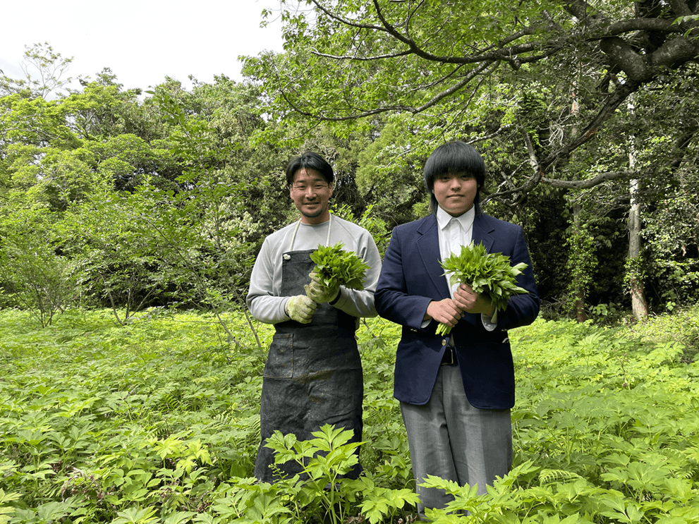左:明日葉農家の駒村さん 右:大島高校の中村さん