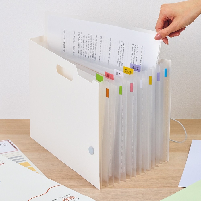 保険書類や証券、契約書などの大切な書類もまとめて保管できます。