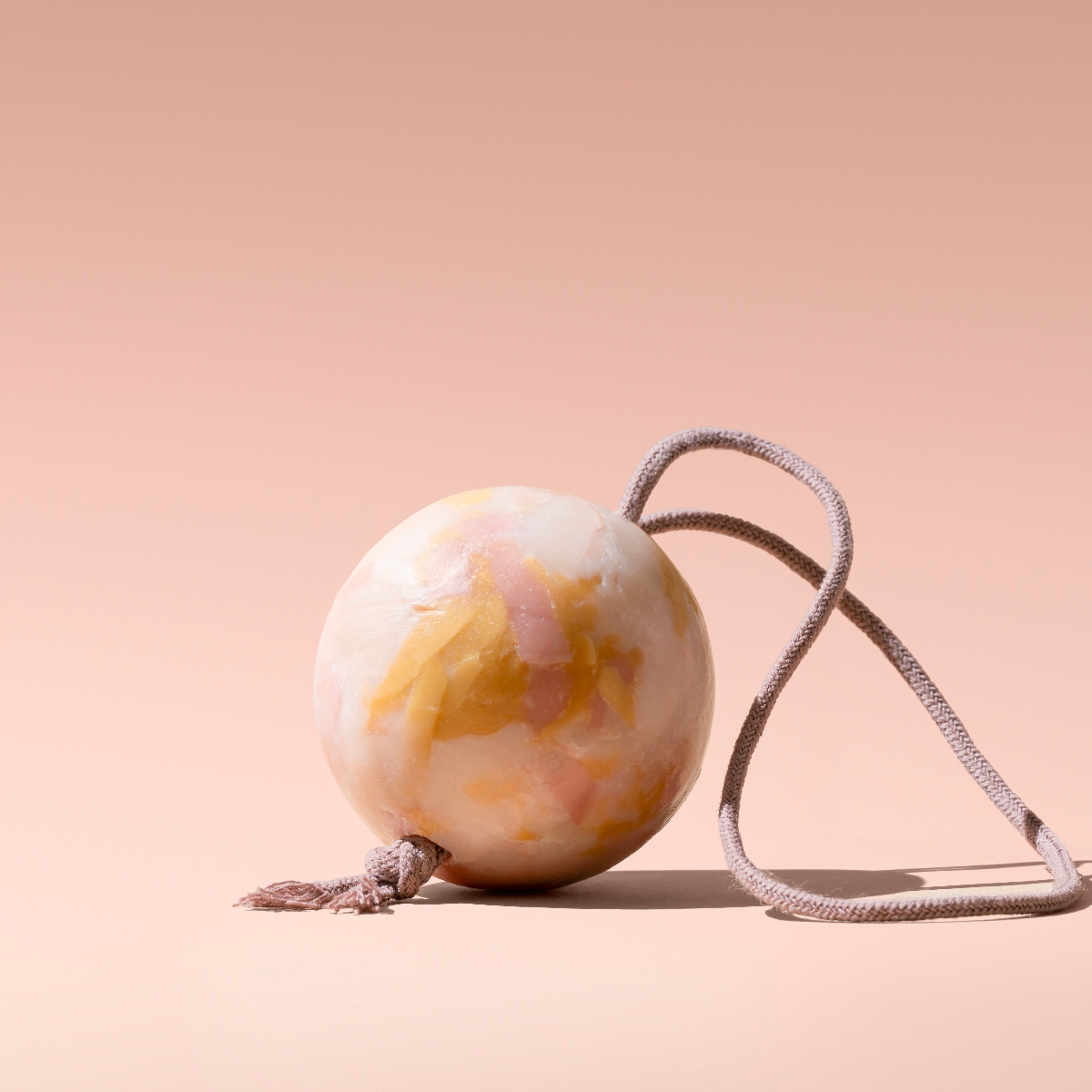 伊勢丹新宿店・阪急うめだ本店で限定販売 フェイスソープ・オーナメントタイプ/ツバキ 110g(伊勢丹新宿店にて販売の紐カラーパープル)