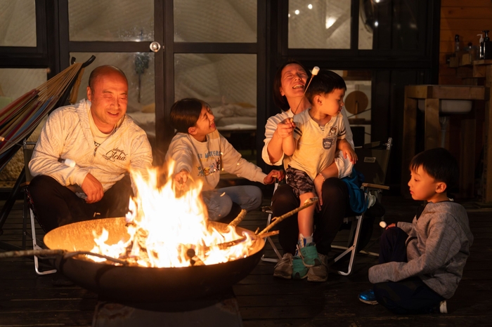 写真(13):焚き火を囲んでの会話