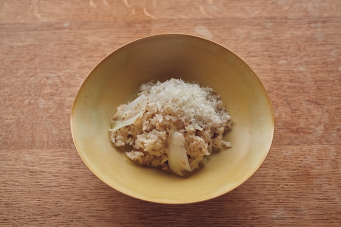 白のグラデーションが美しい「新玉ねぎのだし炊き込みご飯」