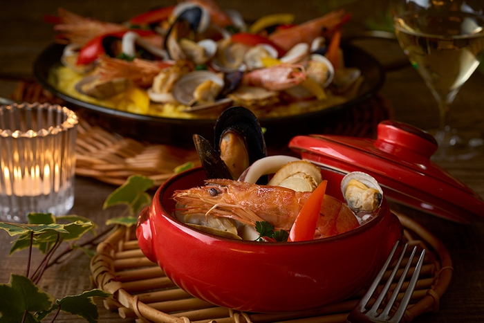 熱伝導率が良く、旨味をぎゅっと閉じ込める鋳物のほうろう小鍋を使って、生米からお席で炊き上げるパエリア。炊き上げと蒸らしで25分程度時間はかかりますが、出来上がり、蓋を開けた瞬間に立ち昇る湯気や香りが待ち遠しい一品です。