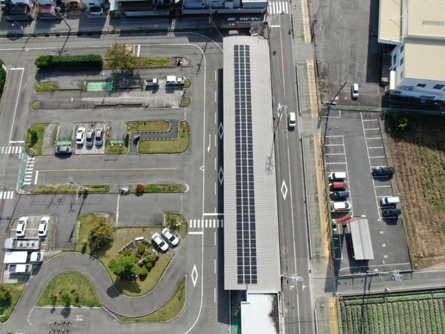 自家消費型太陽光発電設備(システム容量42.24kw 撮影:いずみさのドローンスクール)