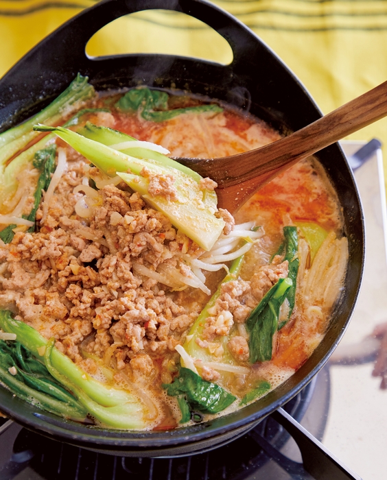 練りごま入りで濃厚な味わい。つゆごとご飯にのせてどんぶりにするのもおすすめ!「もやしの担担ごまみそ鍋」