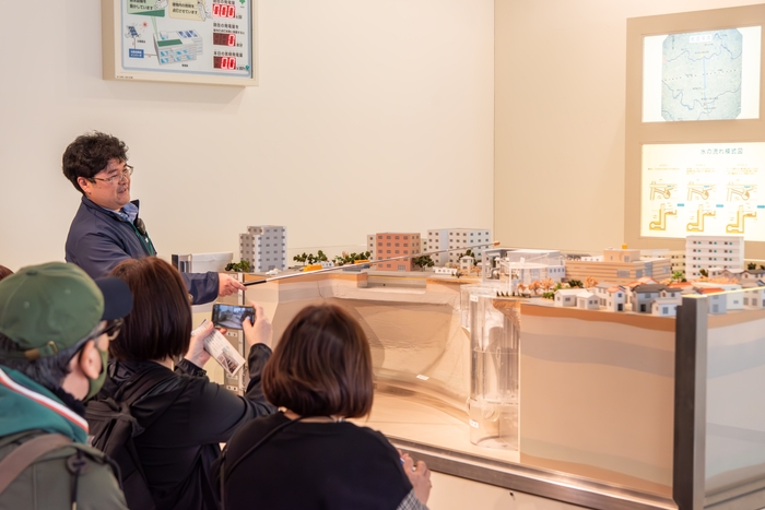 (環七地下調節池の模型解説)