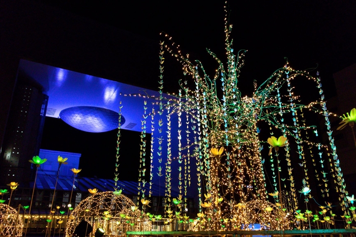 第21回(2020年)は、コロナ禍の中で「希望」を表現するため、市内全て小学6年生に光を反射して輝く「光の折り鶴」を折ってもらい、装飾に加えました。