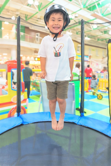 トランポリン等、普段遊べない遊具も!