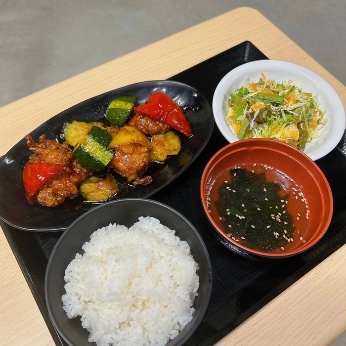 地産地消食堂アカギメシ 彩り野菜と赤城鶏の酢鶏定食 1,050円(税込)