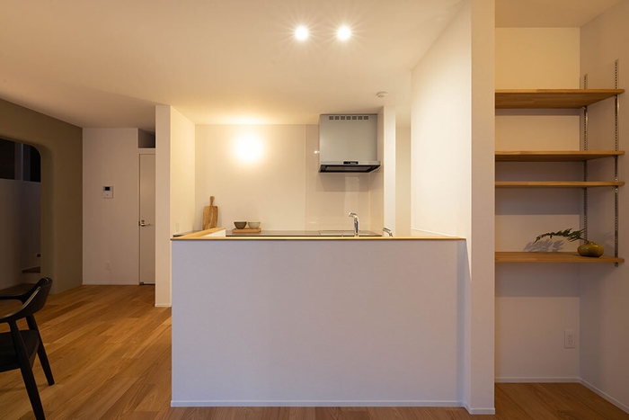 光と風のコンセプトハウス｜夜のキッチン
