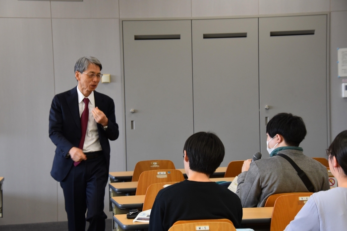 学生からの質問に答える小原特任教授