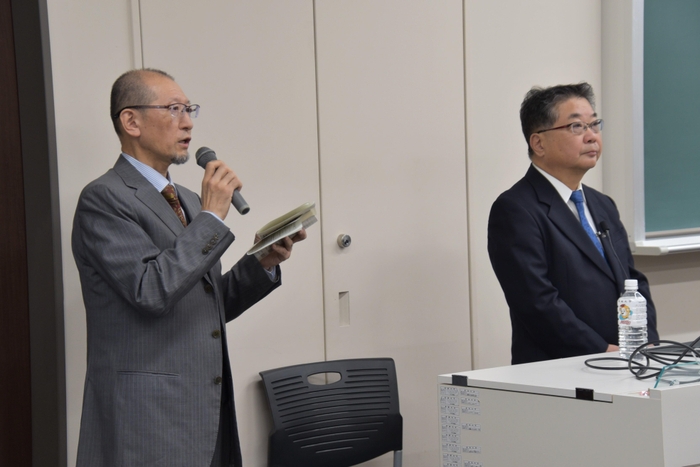 森特任教授を紹介する山田修平教授(左)