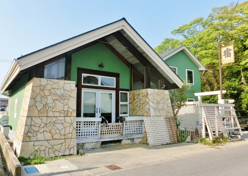FUTABA INN 外観(グリーンの壁がかわいい)