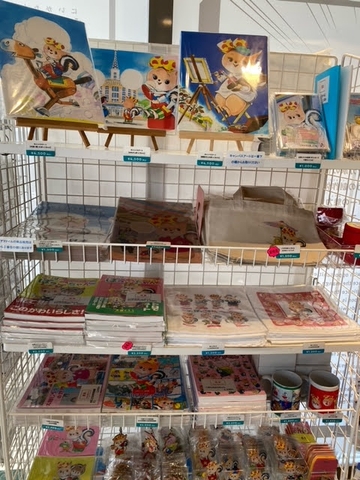 1階入り口グッズ(新商品はタオルハンカチ)