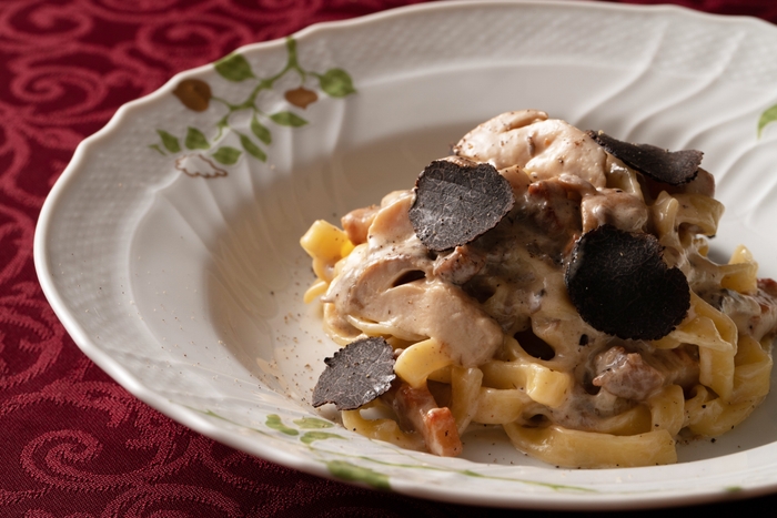 Pasta | 自家製パンチェッタとポルチーニクリームのフェトチーネ トリュフ添え