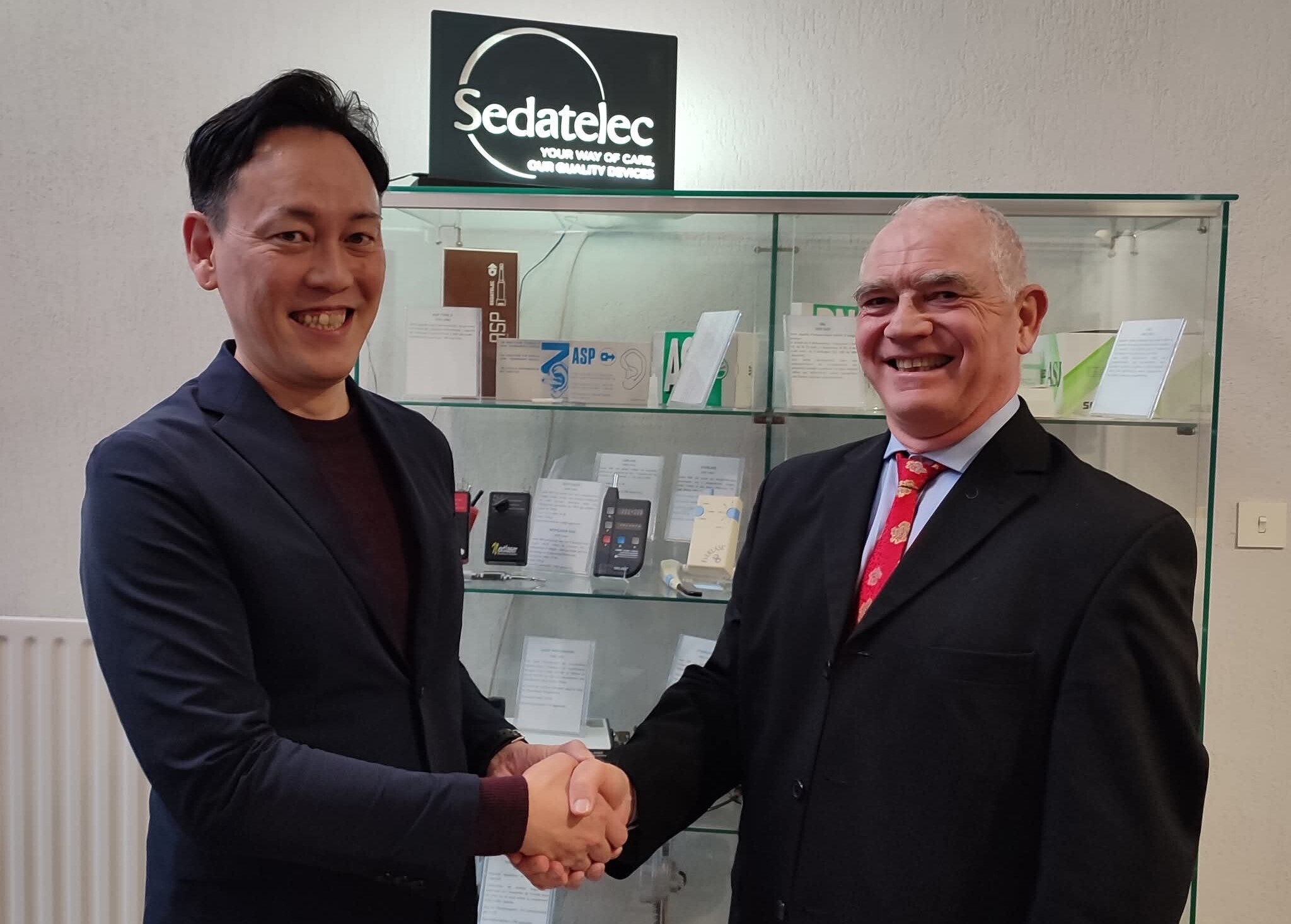 右:Sedatelec社 CEO Thierry GARABOUX氏 左:株式会社Transparence 岩田 真人