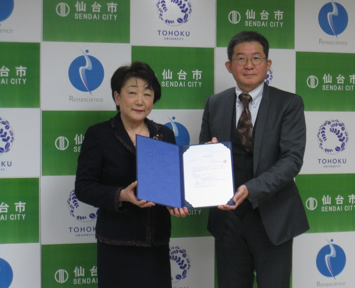 立地表明書を手渡した宮田会長(右)と郡市長(左)