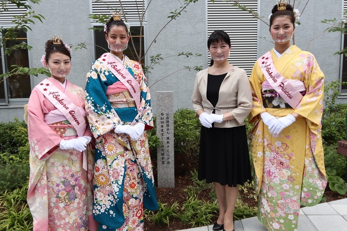 石碑の除幕式の様子