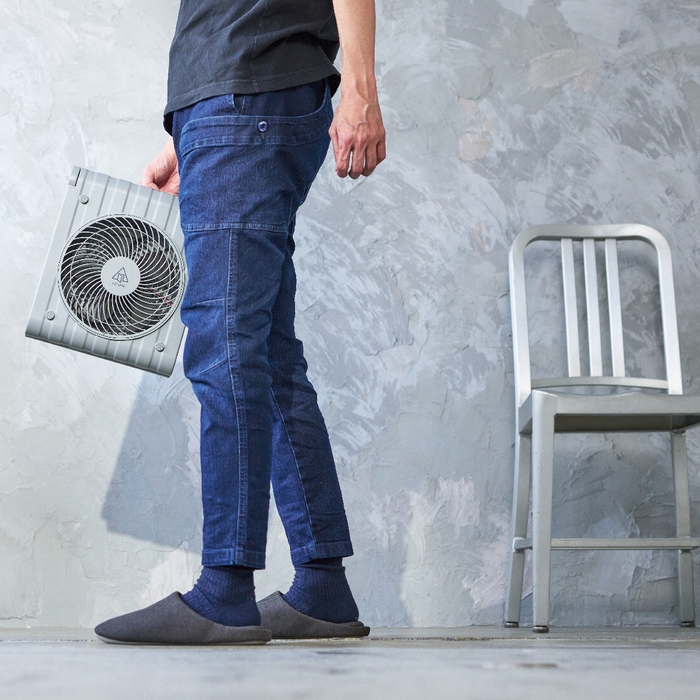 持ち運びに便利なハンドル付