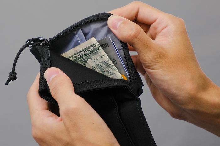 カードと身分証が十分入るポケット