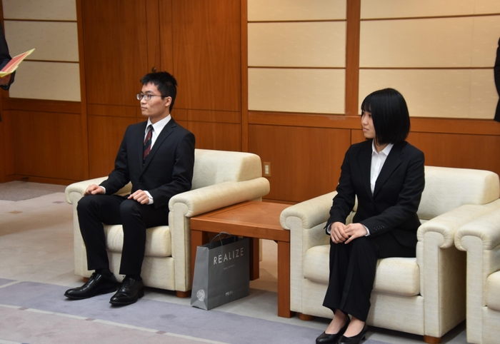 試食会に出席した大久保さん(左)と三浦さん