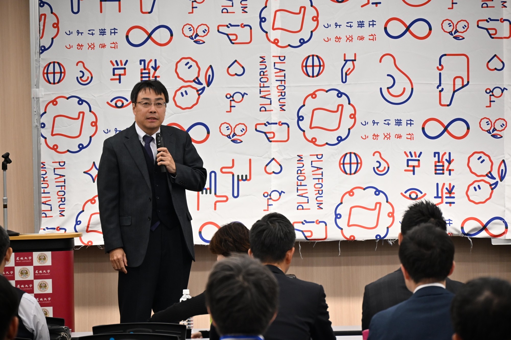 フォーラムであいさつする田中武憲教授(社会連携センター長)