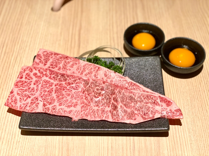 【ザブトンの焼きすき1,800円】卵黄ダレでどうぞ!