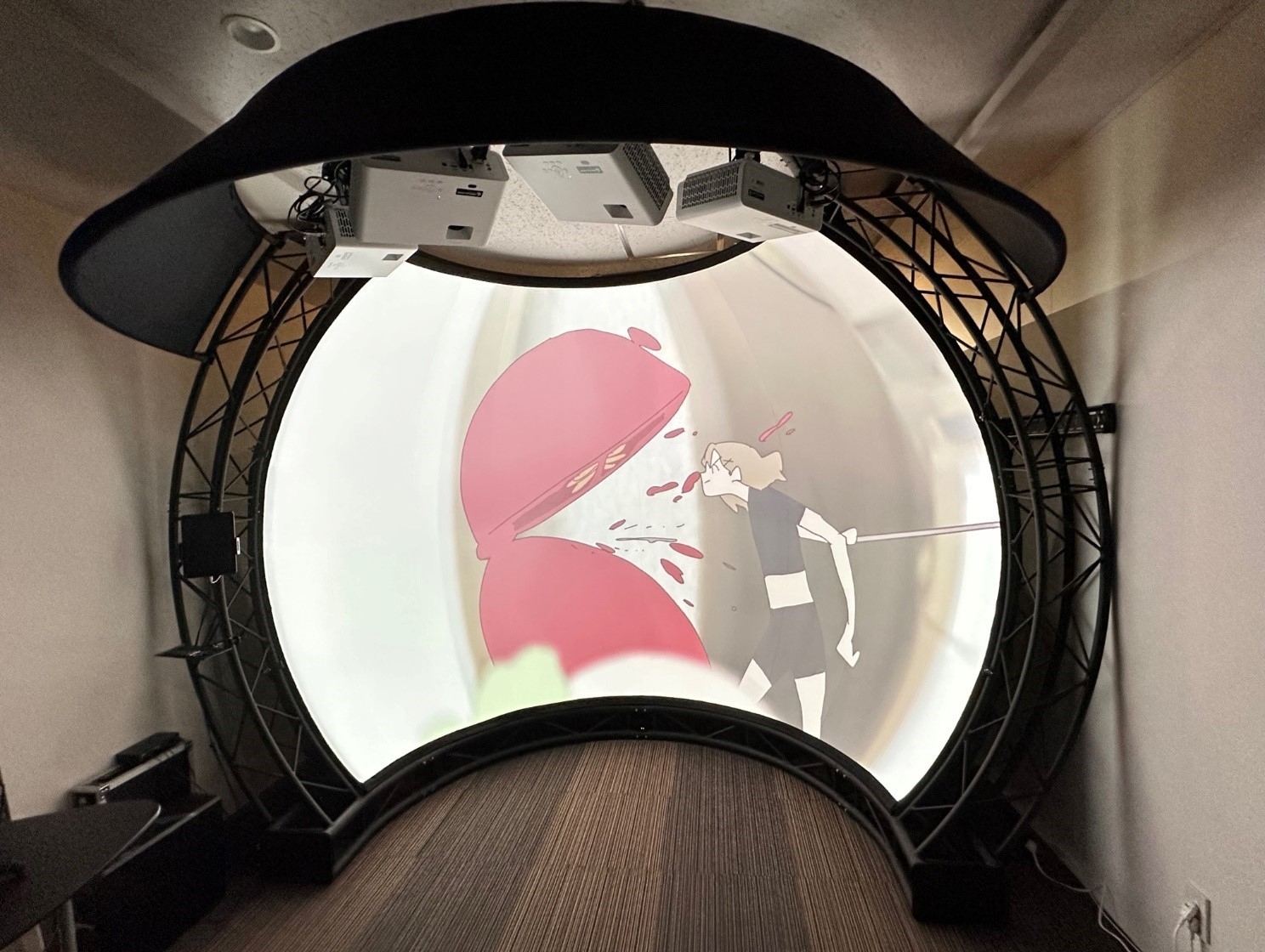Panoworks×東京工芸大学 芸術学部 映像作品展示 広視野角ディスプレイ「Panoworks」(株式会社オリハルコンテクノロジーズ製) 映像:花形恭平『ブレックファスト』