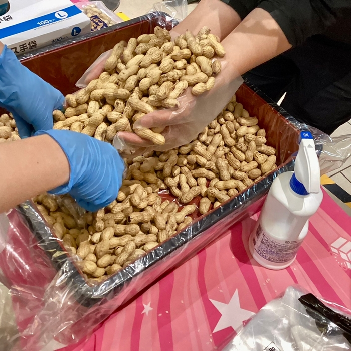 さや煎り落花生の両手すくいどり