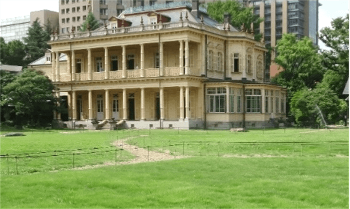 復元後の芝庭の様子